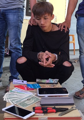 thua thien hue bat khan cap doi tuong treo lau cuom xe sh