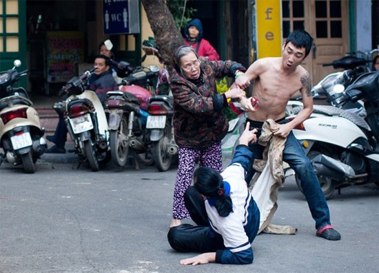 doi tuong ngao da dung dao uy hiep me va ong noi