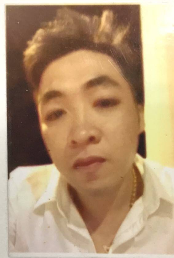 no 5 phat sung truy duoi ten cuop giat day chuyen o sai gon canh sat 2 lan bi doi tuong xit hoi cay vao mat