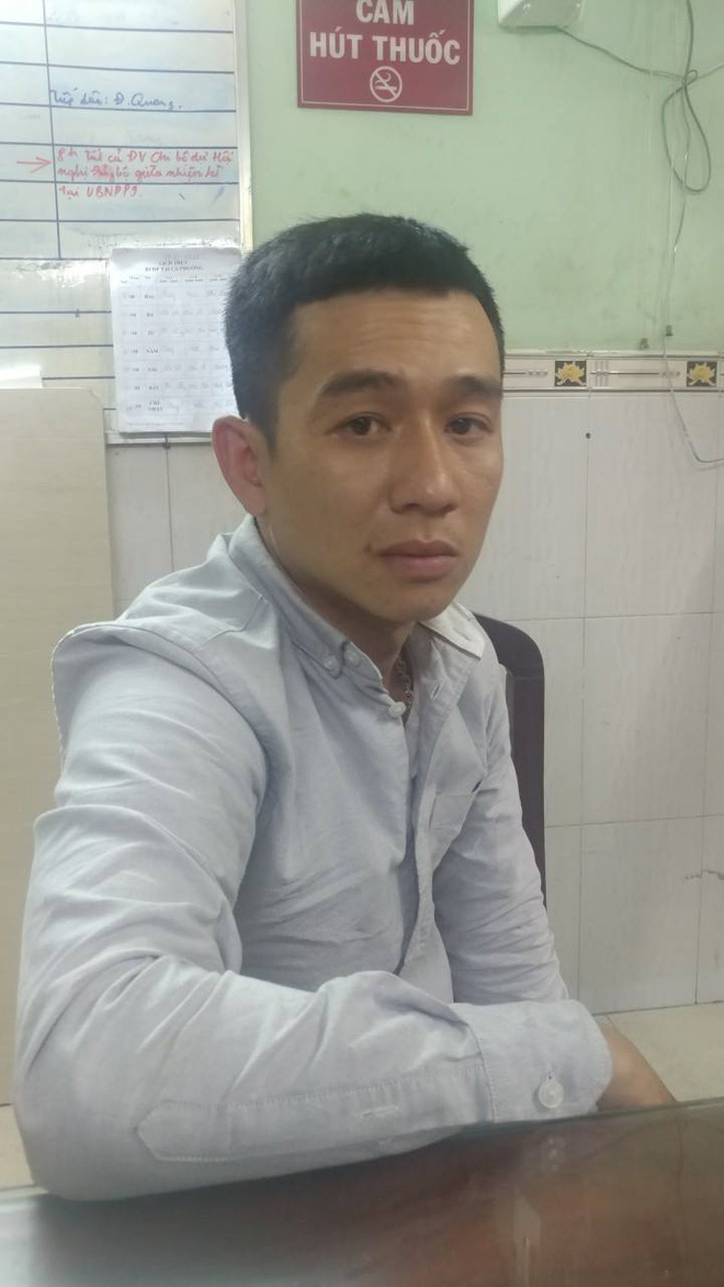 no 5 phat sung truy duoi ten cuop giat day chuyen o sai gon canh sat 2 lan bi doi tuong xit hoi cay vao mat