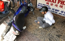 no 5 phat sung truy duoi ten cuop giat day chuyen o sai gon canh sat 2 lan bi doi tuong xit hoi cay vao mat