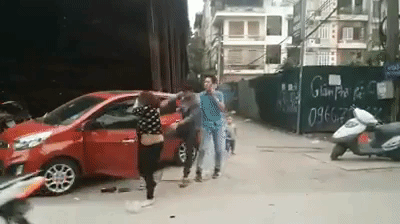 mac con nho khoc thet vi so chong van lao vao tum toc dap lien tiep vao bung vo ngay tren pho ha noi