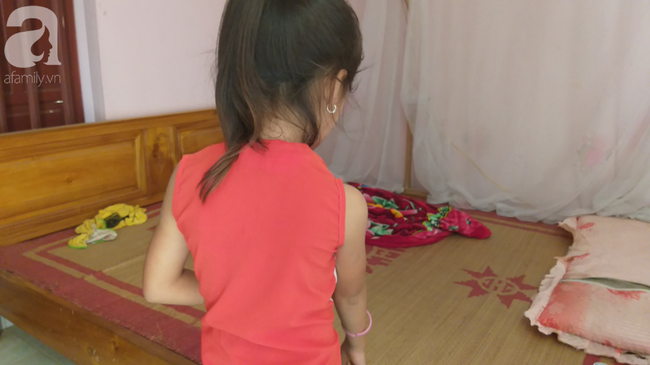 be gai 6 tuoi tho ngay ke lai giay phut bi hang xom keo vao buong xam hai