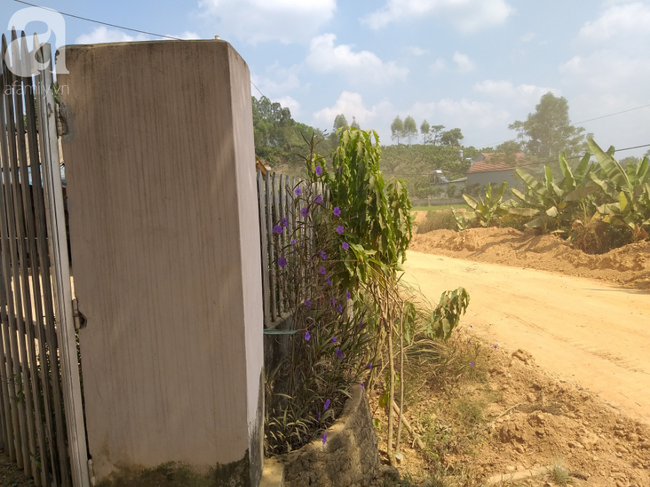 be gai 6 tuoi tho ngay ke lai giay phut bi hang xom keo vao buong xam hai