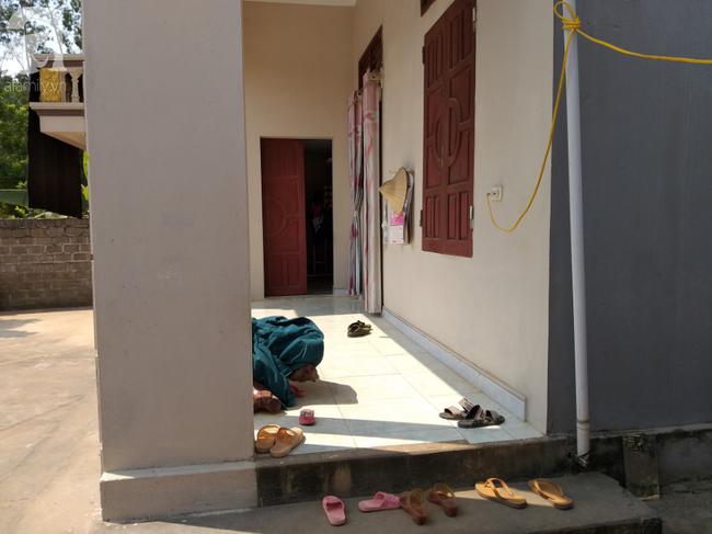 be gai 6 tuoi tho ngay ke lai giay phut bi hang xom keo vao buong xam hai