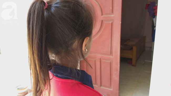 be gai 6 tuoi tho ngay ke lai giay phut bi hang xom keo vao buong xam hai