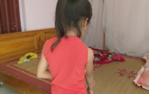 be gai 6 tuoi tho ngay ke lai giay phut bi hang xom keo vao buong xam hai