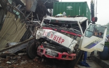 tphcm tranh nguoi chay bo qua duong xe container tong sap hang loat ngoi nha nhieu nguoi dan la het keu cuu