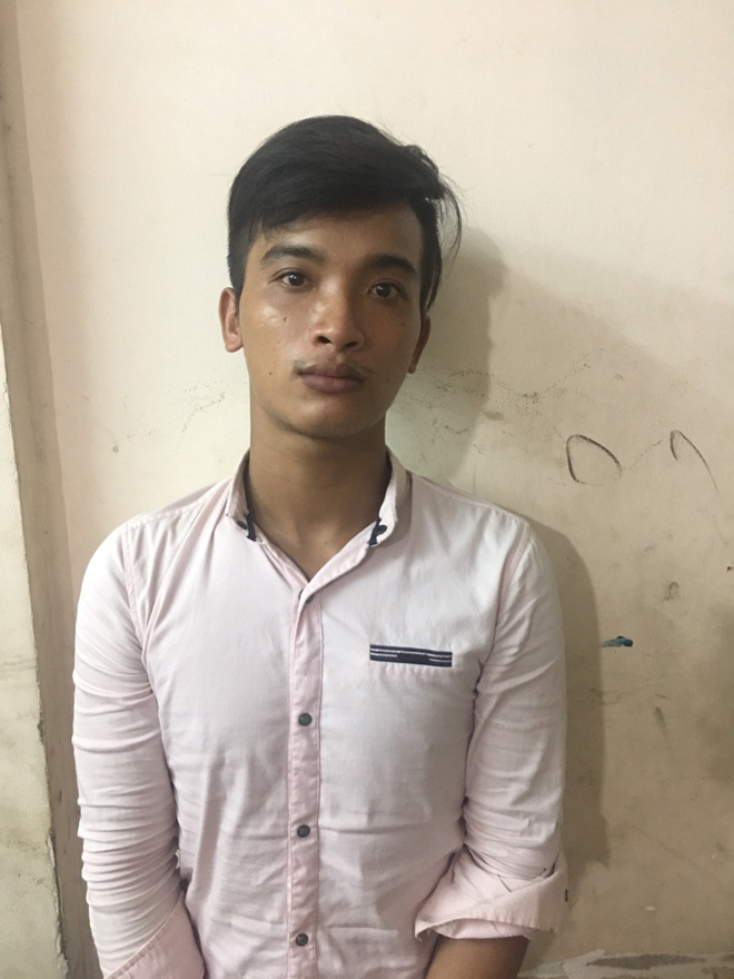 nu sinh thpt o sai gon bi thanh nien cuop tai san khi dung truoc cong truong