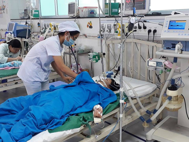 nuoc dang cao vi trieu cuong be gai o can tho bi dien giat nguy kich khi di cung gia dinh tai ben ninh kieu