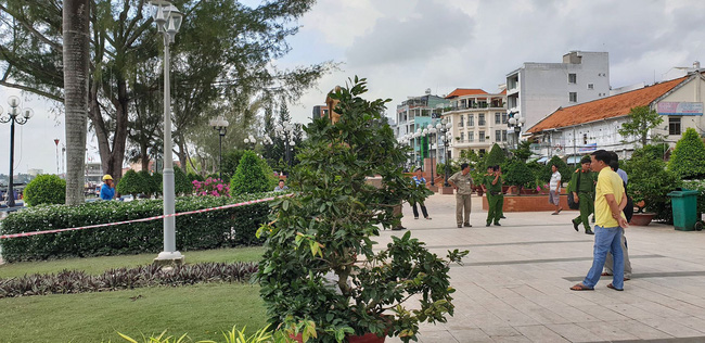 nuoc dang cao vi trieu cuong be gai o can tho bi dien giat nguy kich khi di cung gia dinh tai ben ninh kieu