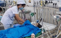 nuoc dang cao vi trieu cuong be gai o can tho bi dien giat nguy kich khi di cung gia dinh tai ben ninh kieu