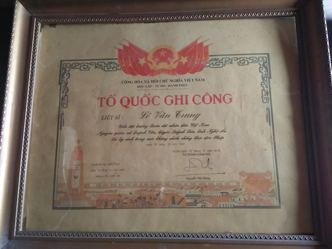 ganh nang cuoc doi cua cuu thanh nien xung phong gan 70 van phu gach nuoi chong khuyet tat 2 con tam than