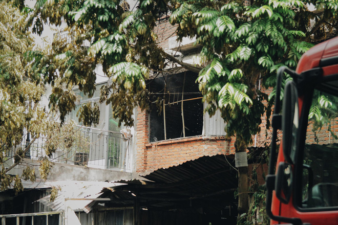 ha noi xuong san xuat ghe sofa chay du doi lan sang nha dan me be con nho nhay tu tang 3 xuong dat thoat than