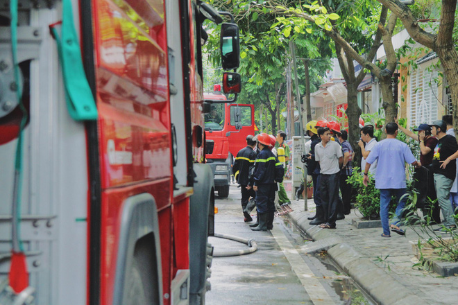 ha noi xuong san xuat ghe sofa chay du doi lan sang nha dan me be con nho nhay tu tang 3 xuong dat thoat than