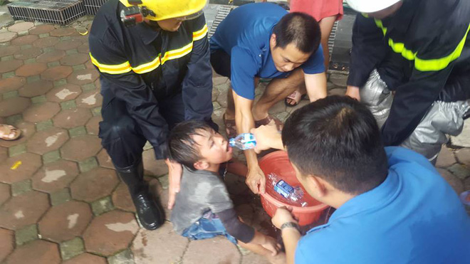 ha noi xuong san xuat ghe sofa chay du doi lan sang nha dan me be con nho nhay tu tang 3 xuong dat thoat than