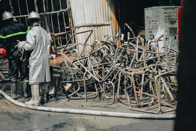 ha noi xuong san xuat ghe sofa chay du doi lan sang nha dan me be con nho nhay tu tang 3 xuong dat thoat than