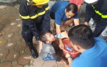 ha noi xuong san xuat ghe sofa chay du doi lan sang nha dan me be con nho nhay tu tang 3 xuong dat thoat than