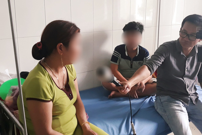 hieu truong truong noi xay ra vu day dien dut khien 6 hoc sinh thuong vong troi da tanh mua va co phu huynh den don nen moi cho cac em ra ve