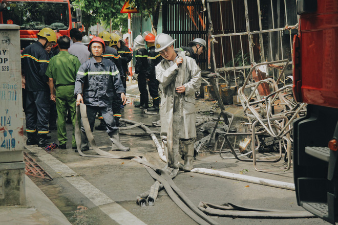 vu chay xuong kinh doanh sofa o ha noi nguoi dan ong tu vong thuong tam khi den tham vo va con trai