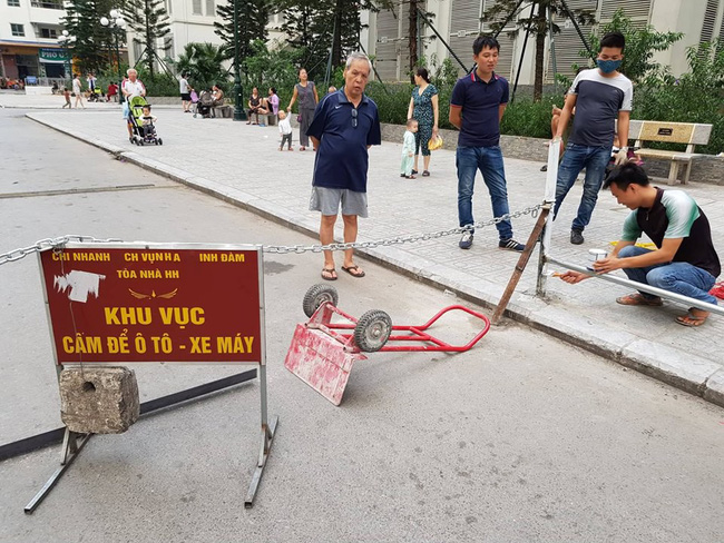 ha noi cu dan hh linh dam soi suc sau vu tai nan do xuat hien day xich chan ngang duong