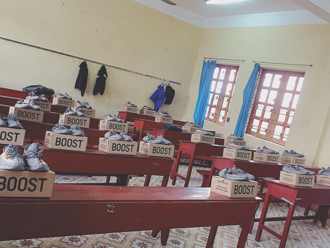 23 doi giay dat do xep tren ban hoc gay to mo li do dang sau cang khien dan mang thich thu