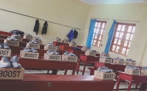 23 doi giay dat do xep tren ban hoc gay to mo li do dang sau cang khien dan mang thich thu