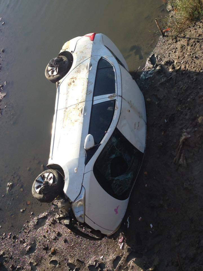 o to bay xuong song mot cach ky la tren bo khong co dau vet khien dan mang hieu ky