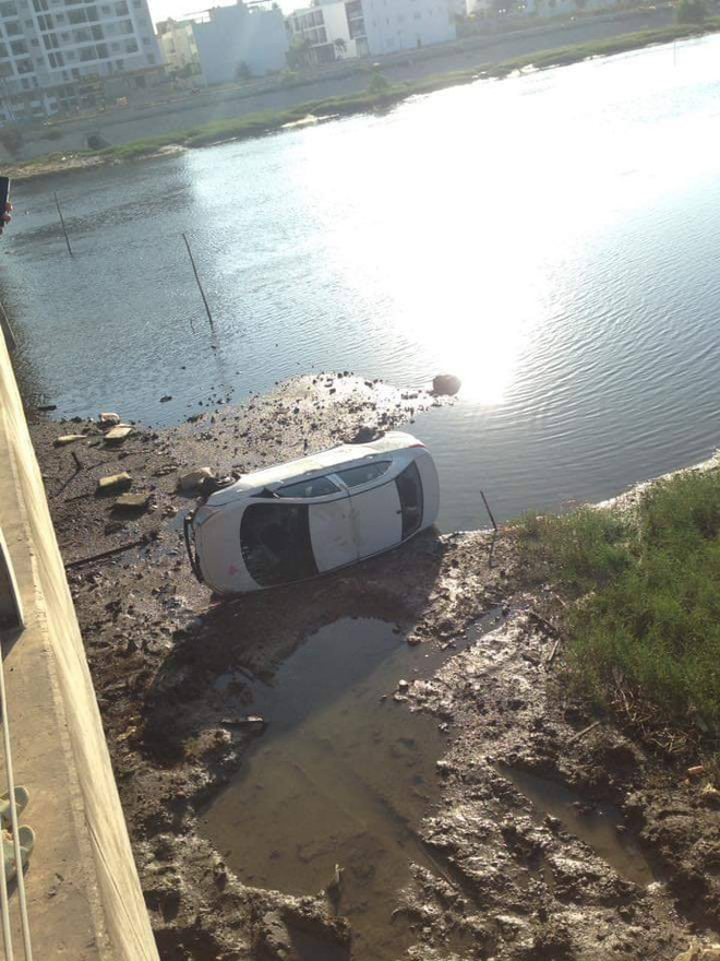 o to bay xuong song mot cach ky la tren bo khong co dau vet khien dan mang hieu ky