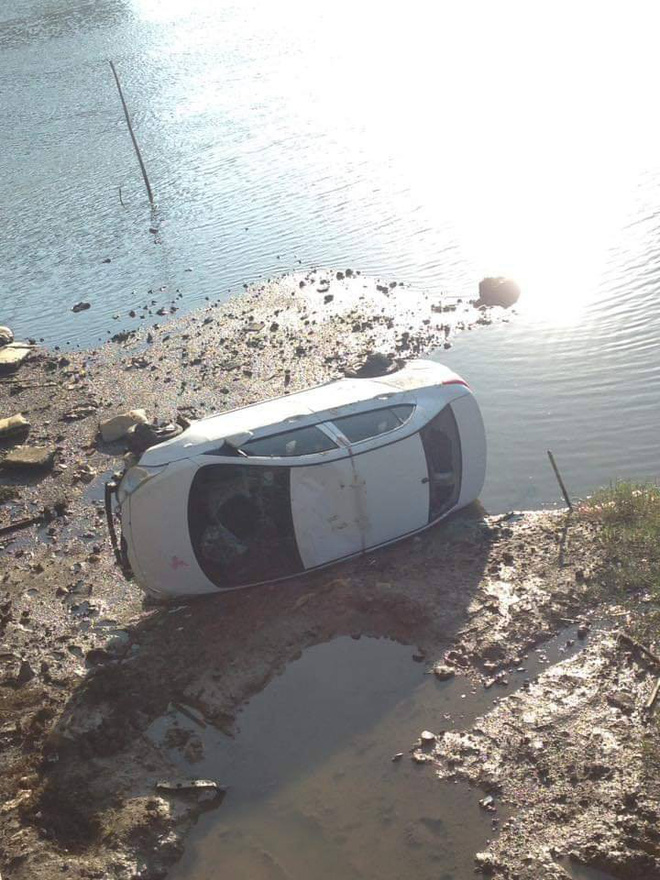 o to bay xuong song mot cach ky la tren bo khong co dau vet khien dan mang hieu ky