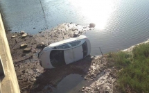 o to bay xuong song mot cach ky la tren bo khong co dau vet khien dan mang hieu ky