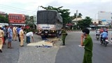 tai nan nghiem trong khien 2 me con co gai chet tham duoi gam xe tai