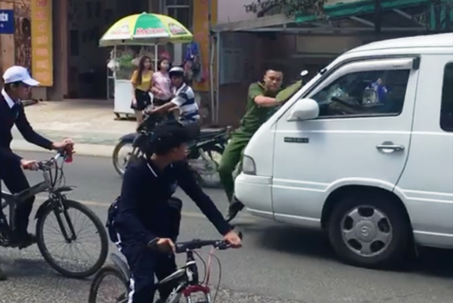 xe khach 16 cho ui chien sy cong an gan 100m tren pho roi bo tron