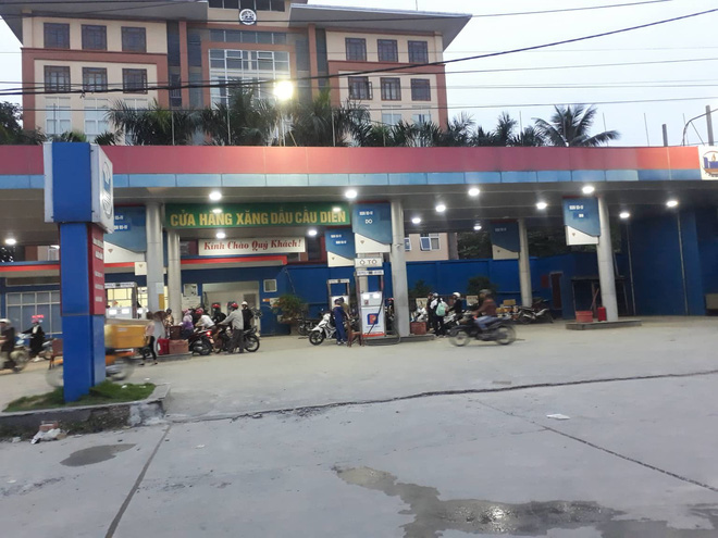 clip nguoi dan ong bit kin bien so vao do 700 nghin xang roi phong xe bo chay truoc su ngo ngang cua nhan vien