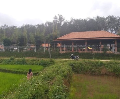 vo can bo thue xay dung cong trinh khung hon 6000m2 de ngoi choi dung choi cho mat