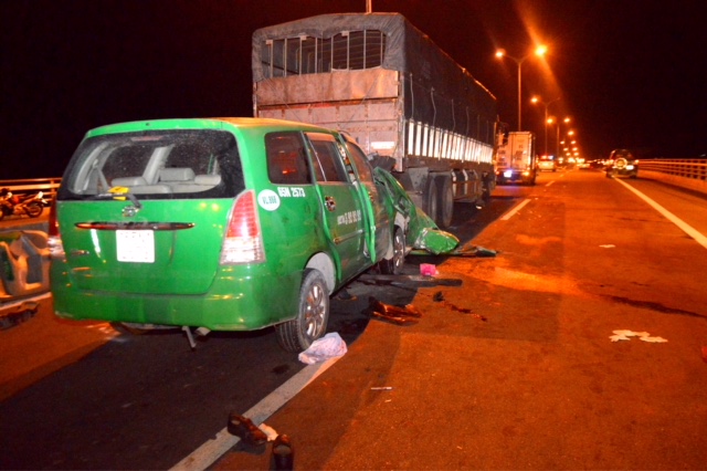 taxi dam vao duoi xe tai khien 3 nguoi tu vong