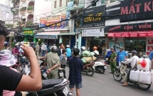 2 gio cang thang khong che ten cuop dung hung khi co thu trong tiem game o sai gon