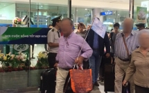 du khach trung quoc nhay lau tu tu o san bay tan son nhat