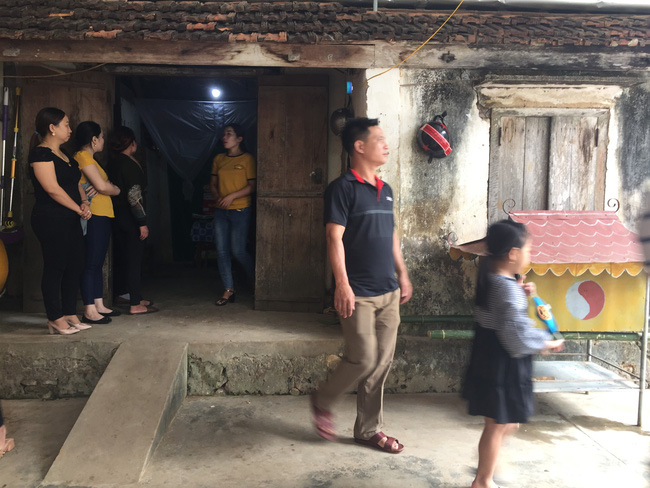 tieng khoc xe long cua dua tre 8 thang tuoi bu vu ba ngoai sau ngay nguoi me tu vong vi tai nan giao thong