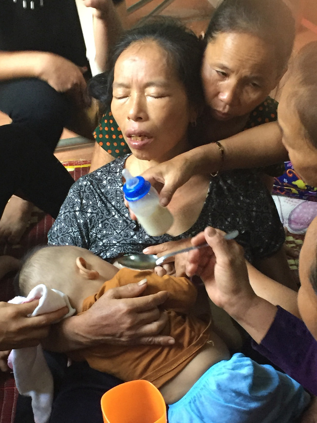 tieng khoc xe long cua dua tre 8 thang tuoi bu vu ba ngoai sau ngay nguoi me tu vong vi tai nan giao thong