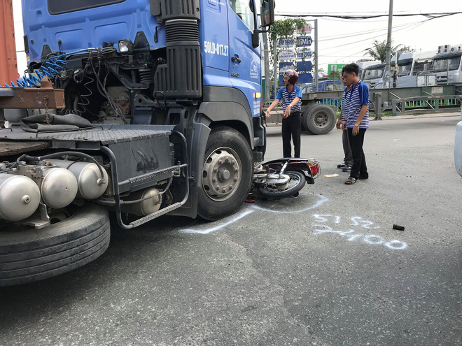 nu sinh vien nam nhat o sai gon bi xe container cuon vao gam trong thuong