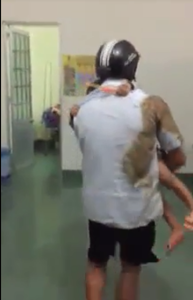 vu cha be con trai 3 tuoi mat be bet mau chay tim bac si kip truc di an toi