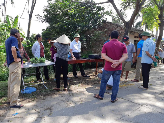 doi tuong sat hai me roi nem xuong gieng phi tang o hoa binh la con nuoi