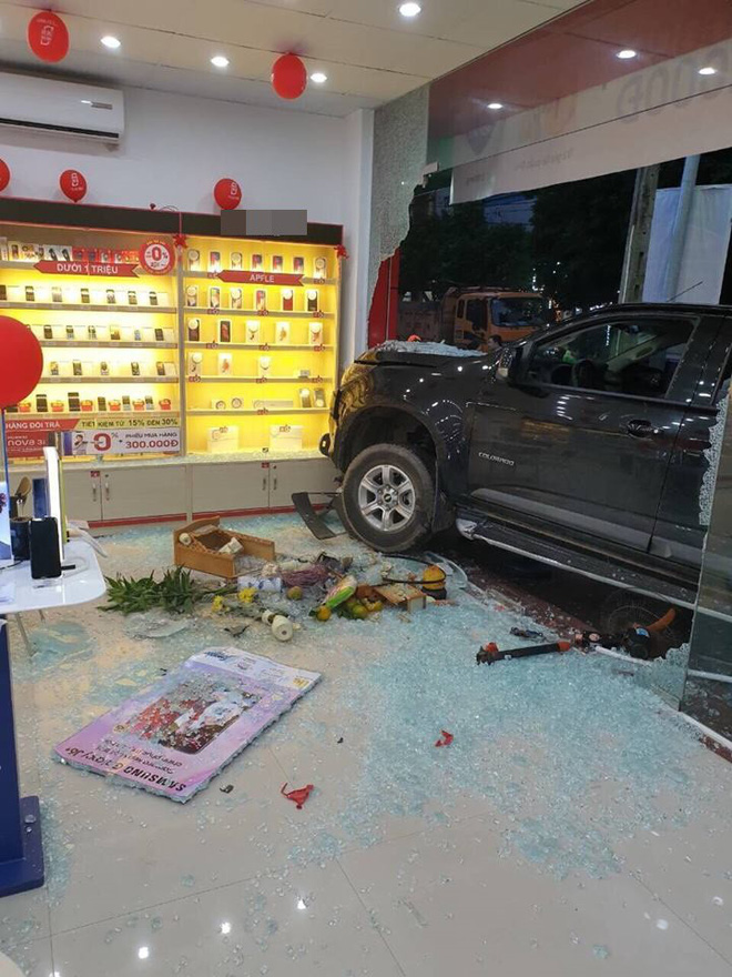 hien truong vu o to dam xe may lao vao cua hang di dong o bac ninh duoc chia se lien tuc