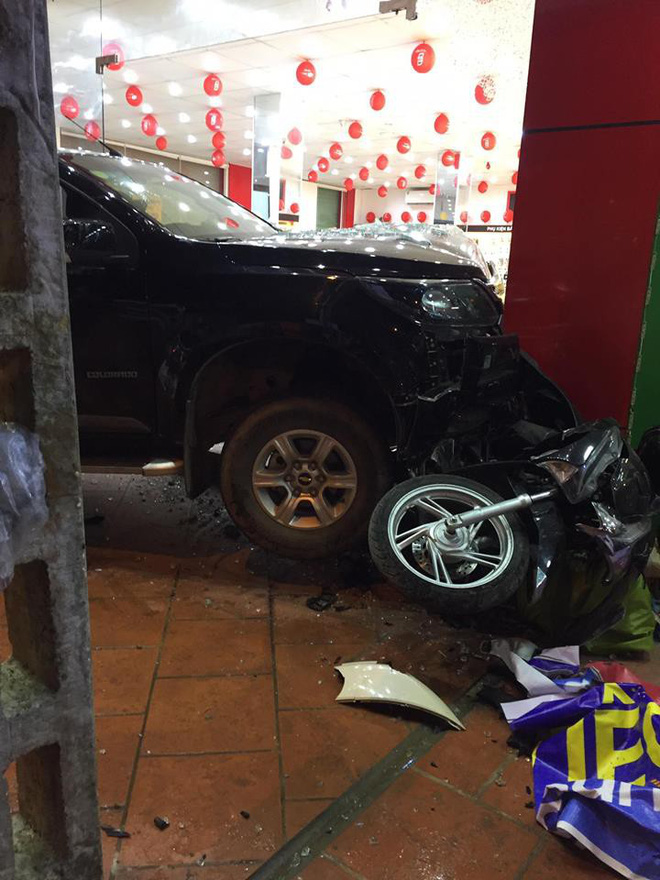 hien truong vu o to dam xe may lao vao cua hang di dong o bac ninh duoc chia se lien tuc