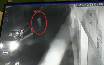 1 gio sang nguoi dan ong dung xe giua duong va su hoan hi sau do khien dan mang buc xuc