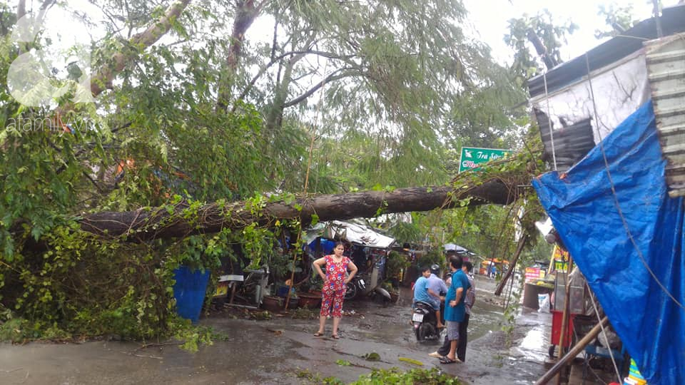 mua chi 15 phut duong sai gon lai bien thanh song khien hoc sinh bi bom loi nuoc ve nha gio tan truong