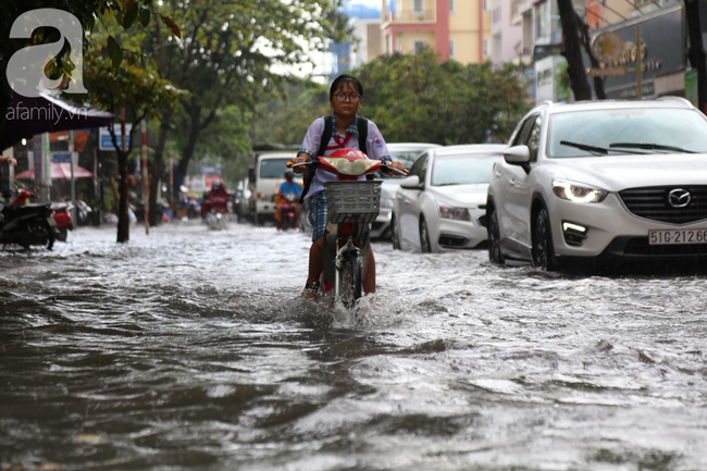 mua chi 15 phut duong sai gon lai bien thanh song khien hoc sinh bi bom loi nuoc ve nha gio tan truong