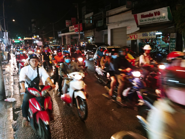 mua chi 15 phut duong sai gon lai bien thanh song khien hoc sinh bi bom loi nuoc ve nha gio tan truong