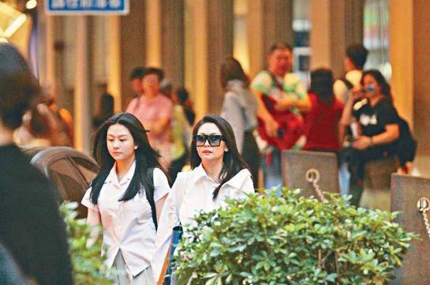 cuu nu hoang phim nong gay sot vi qua tre dep o tuoi 50